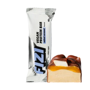 Baltymininis žemės riešutų ir karamelės skonio batonėlis su šokolado glazūra "SALTED CARAMEL" | Fizi (40 g)