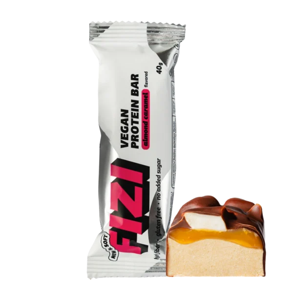 Baltymininis migdolų ir karamelės skonio batonėlis su šokolado glazūra "ALMOND CARAMEL" | Fizi (40 g)