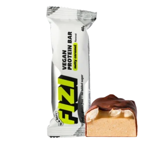 Baltymininis batonėlis su žemės riešutais, lazdyno riešutais ir karamele aplietas šokolado glazūra "NUTTY CARAMEL" | Fizi (40 g)