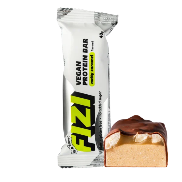 Baltymininis batonėlis su žemės riešutais, lazdyno riešutais ir karamele aplietas šokolado glazūra "NUTTY CARAMEL" | Fizi (40 g)