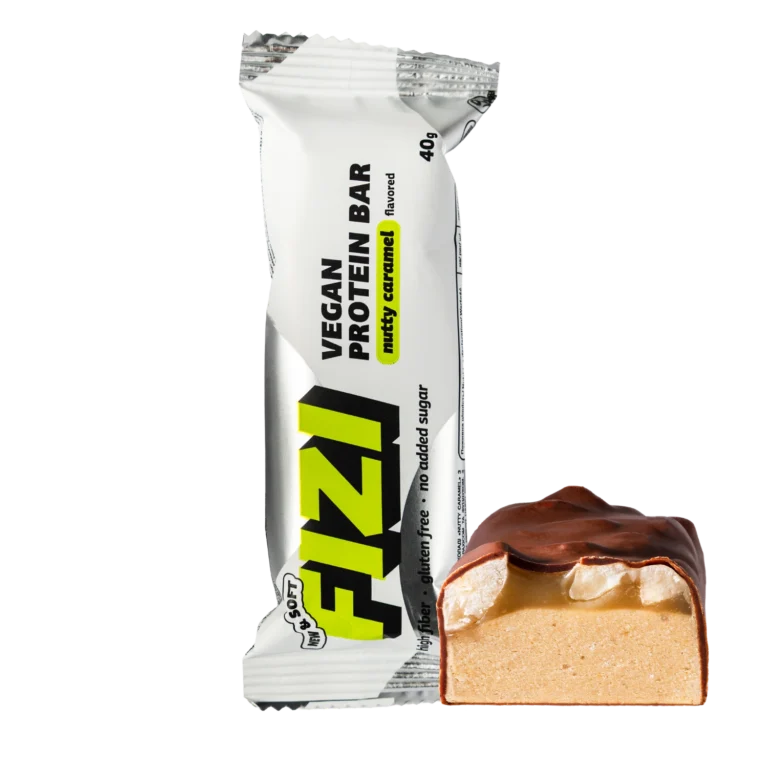 Baltymininis batonėlis su žemės riešutais, lazdyno riešutais ir karamele aplietas šokolado glazūra "NUTTY CARAMEL" | Fizi (40 g)