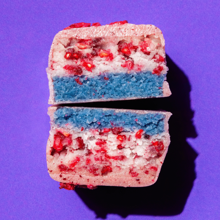 Rožine glazūra aplietų batonėlių rinkinys “BERRY PIE” su kokosu, migdolais ir avietėmis | FIZI (10 x 40 g)