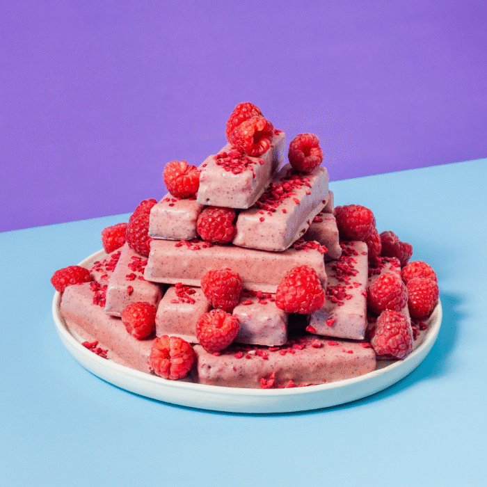Rožine glazūra aplietų batonėlių rinkinys “BERRY PIE” su kokosu, migdolais ir avietėmis | FIZI (10 x 40 g)