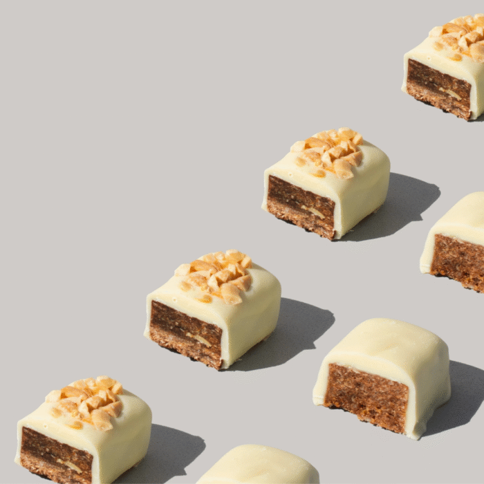 Ekologiškas žemės riešutų ir baltojo šokolado batonėlis LOVE AT FIRST BITE, be glitimo | treatfuls (2x20 g)