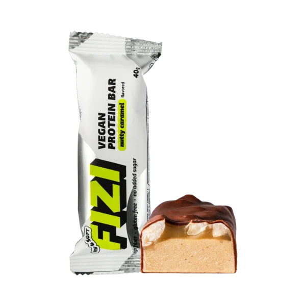 Baltymininis batonėlis su žemės riešutais, lazdyno riešutais ir karamele aplietas šokolado glazūra „NUTTY CARAMEL”, su saldikliais | Fizi (40 g)