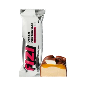 Baltymininis migdolų ir karamelės skonio batonėlis su šokolado glazūra „ALMOND CARAMEL”, su saldikliais | Fizi (40 g)