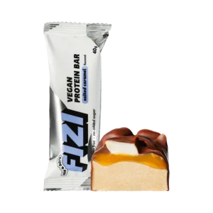 Baltymininis žemės riešutų ir karamelės skonio batonėlis su šokolado glazūra „SALTED CARAMEL”, su saldikliais | Fizi (40 g)